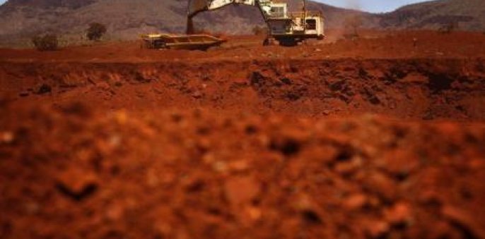 Minério de ferro devolve ganhos da semana e cai a nova mínima de 5 anos